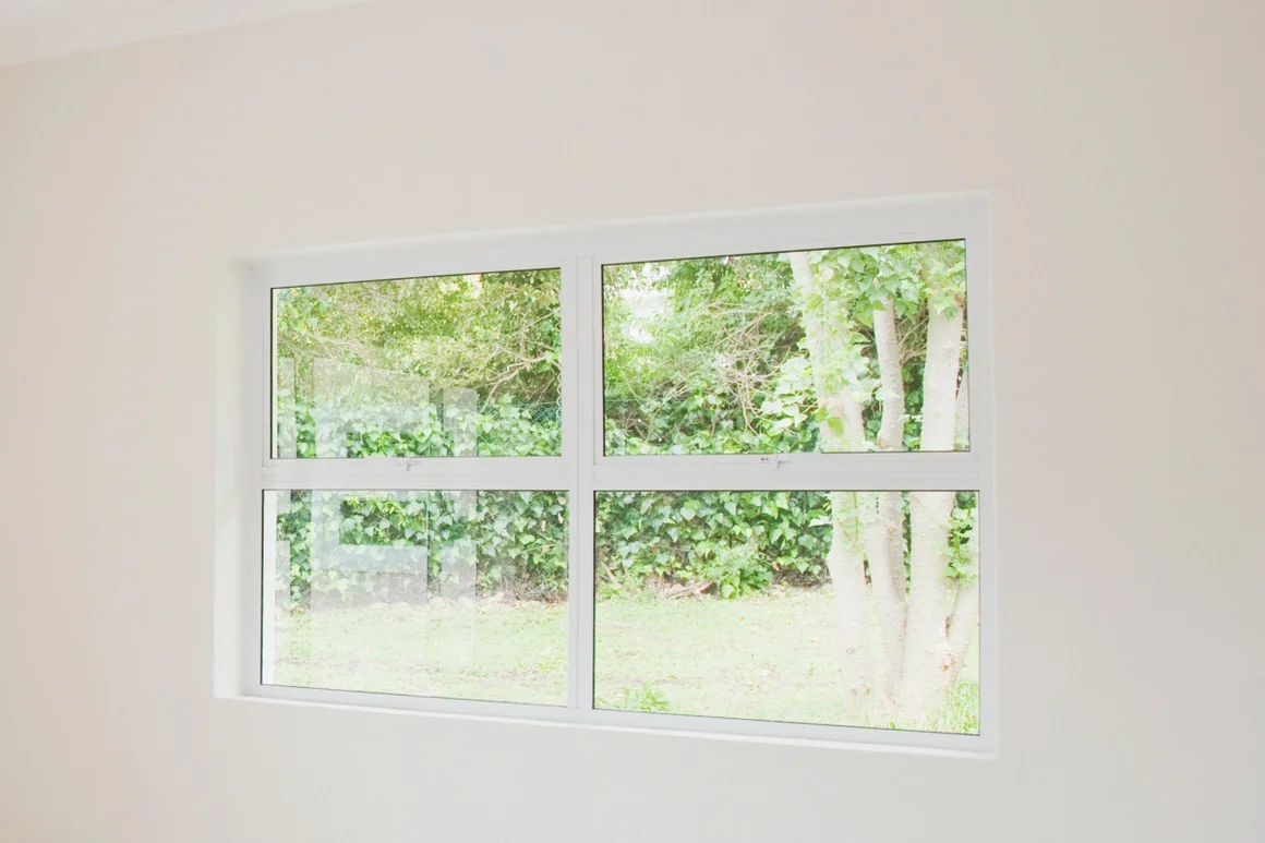 Fenster mit Blick ins Grüne